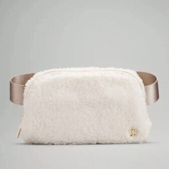 NWT lululemon Everywhere Belt Bag 1L Fleece White Gold - Picture 1 of 8